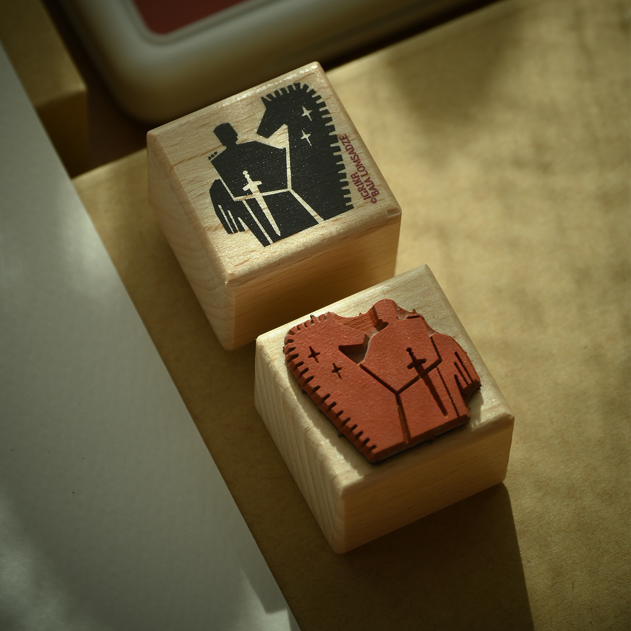 Motivstempel Titel: Igrika Folk · Der Held